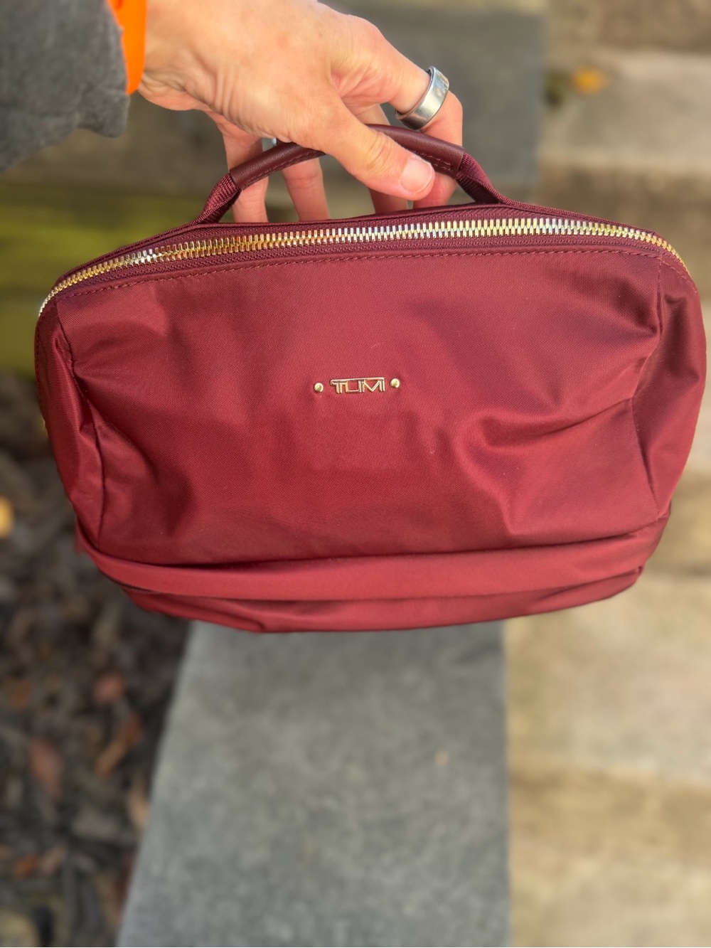 Stunning and rare Tumi Women's Burgundy Voyageur Bag with Gold Hardware - Picture 2 of 8